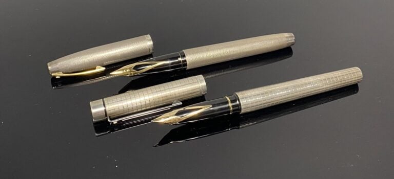 SHEAFFER - Lot de deux stylos plume en argent (800), l'un à décor guilloché, l'…
