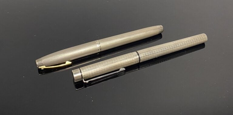 SHEAFFER - Lot de deux stylos plume en argent (800), l'un à décor guilloché, l'…