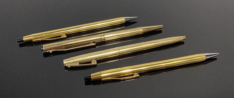 SHEAFFER, SONICA - Lot de 2 stylos à bille rétractable en métal doré finement r…