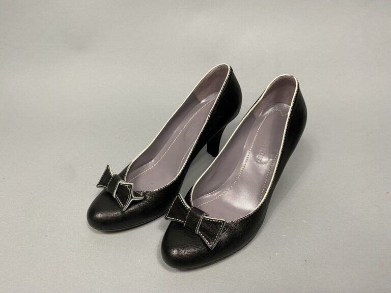 Sonia RYKIEL - Paire d'escarpins en cuir noir ornés d'un noeud - Pointure : 37…