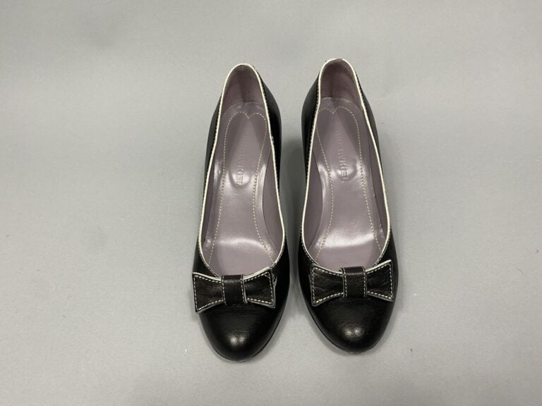 Sonia RYKIEL - Paire d'escarpins en cuir noir ornés d'un noeud - Pointure : 37…