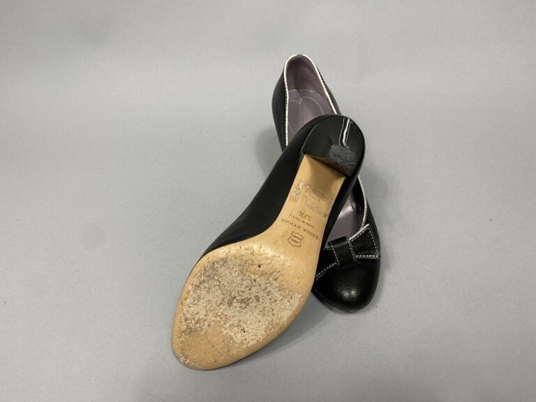 Sonia RYKIEL - Paire d'escarpins en cuir noir ornés d'un noeud - Pointure : 37…