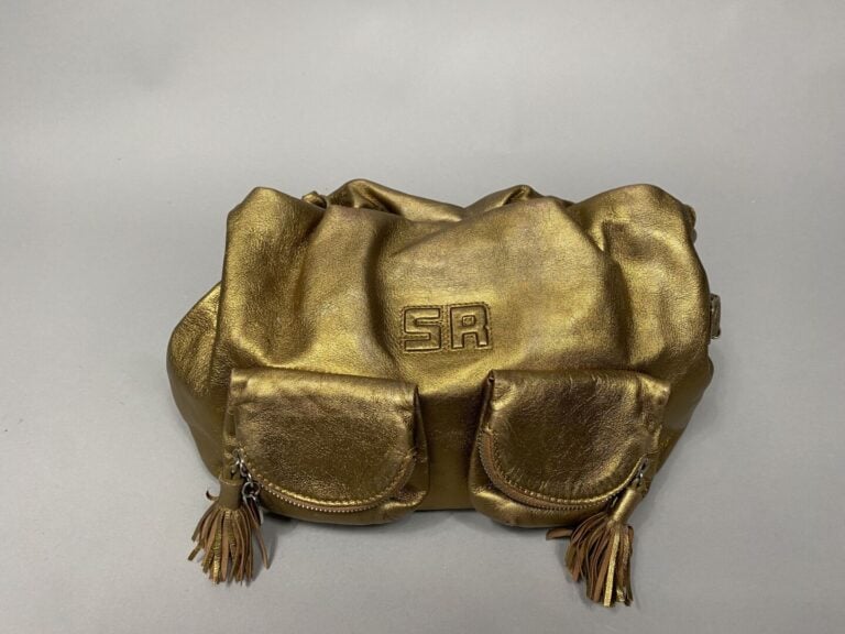 Sonia RYKIEL - Sac souple en cuir mordoré porté épaule, double anse. Deux poche…