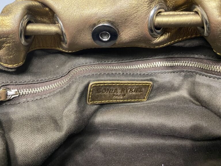 Sonia RYKIEL - Sac souple en cuir mordoré porté épaule, double anse. Deux poche…