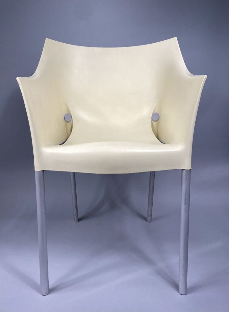 STARCK, d'après - Ensemble de cinq fauteuils modèle Dr. No en plastique beige e…
