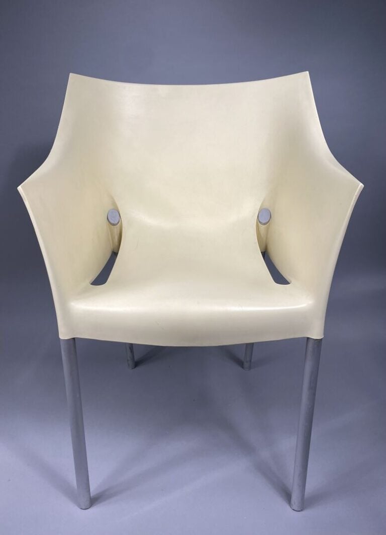 STARCK, d'après - Ensemble de cinq fauteuils modèle Dr. No en plastique beige e…