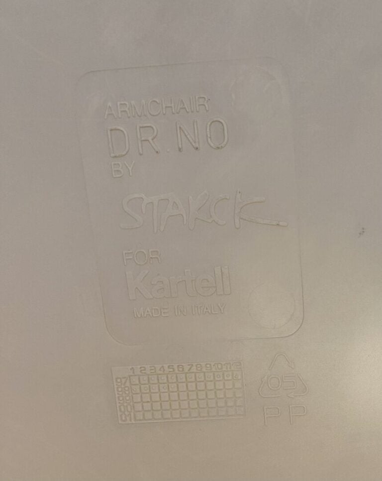 STARCK, d'après - Ensemble de cinq fauteuils modèle Dr. No en plastique beige e…
