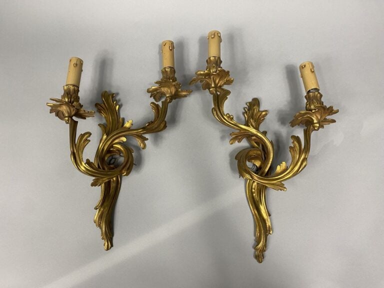 Suite de deux paires d'appliques à deux bras de lumière en bronze doré à décor…