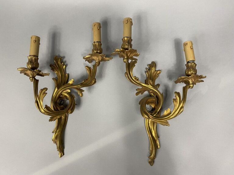 Suite de deux paires d'appliques à deux bras de lumière en bronze doré à décor…