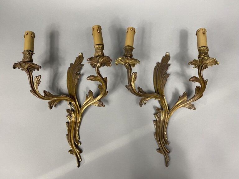 Suite de deux paires d'appliques à deux bras de lumière en bronze doré à décor…