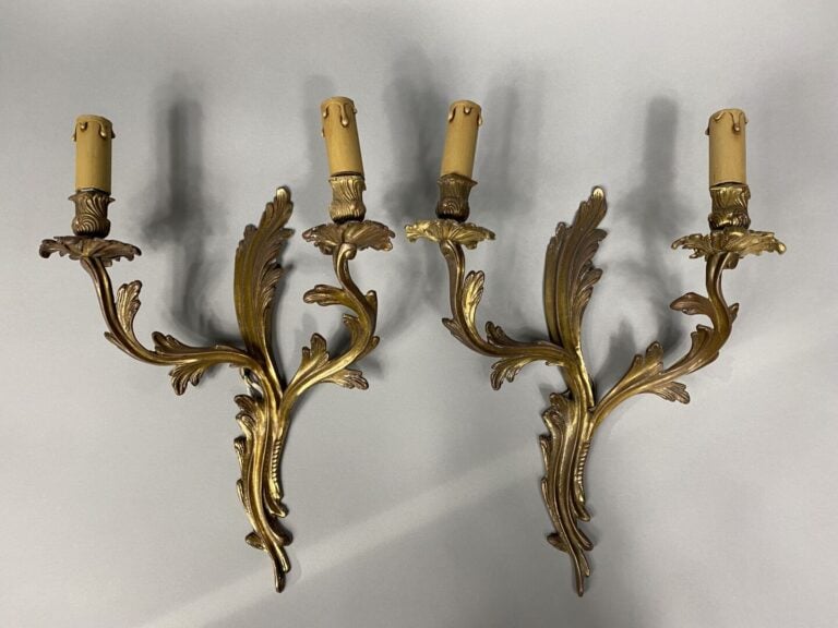 Suite de deux paires d'appliques à deux bras de lumière en bronze doré à décor…