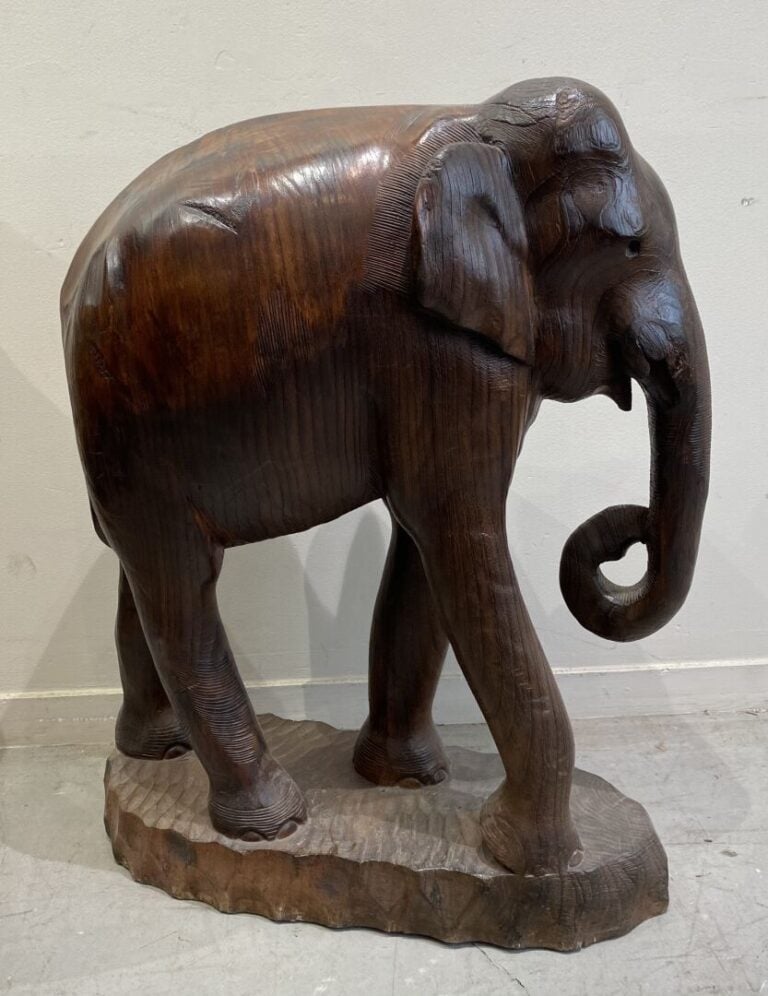 Sujet en bois sculpté représentant un éléphant debout. - 75 x 60 x 28 cm - (fen…
