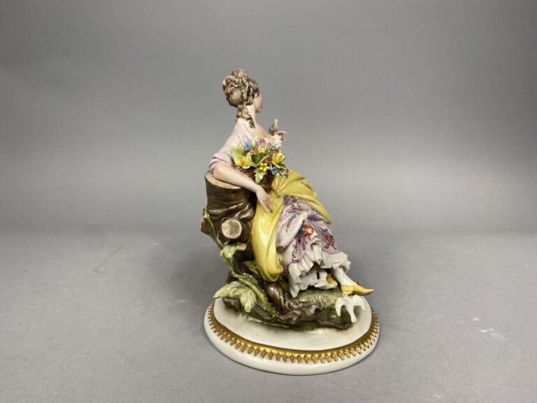 Sujet en porcelaine représentant une élégante assise - Dans le goût de la Saxe…
