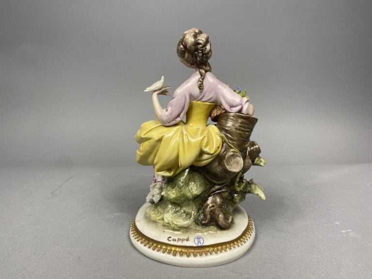 Sujet en porcelaine représentant une élégante assise - Dans le goût de la Saxe…