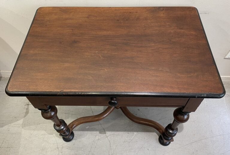 Table à écrire en bois naturel ouvrant à un tiroir en ceinture, piétement fusel…
