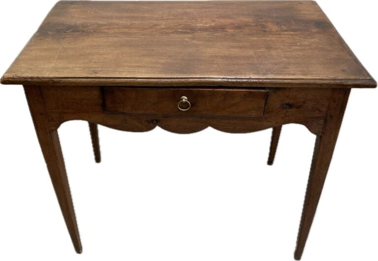 Table à écrire en chêne ouvrant à un tiroir, la ceinture chantournée, pieds gai…