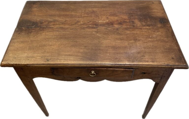 Table à écrire en chêne ouvrant à un tiroir, la ceinture chantournée, pieds gai…