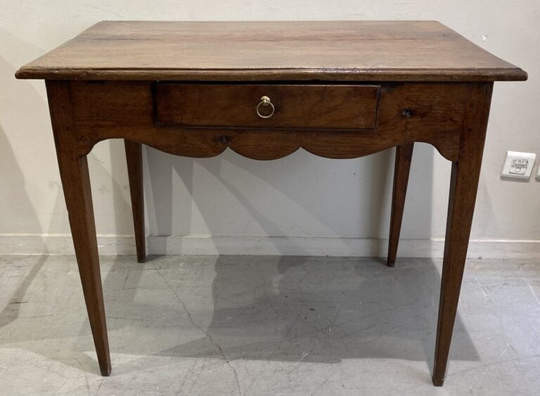 Table à écrire en chêne ouvrant à un tiroir, la ceinture chantournée, pieds gai…