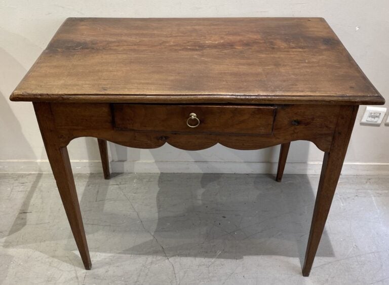 Table à écrire en chêne ouvrant à un tiroir, la ceinture chantournée, pieds gai…