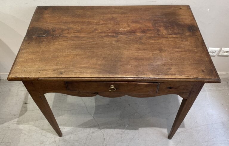 Table à écrire en chêne ouvrant à un tiroir, la ceinture chantournée, pieds gai…