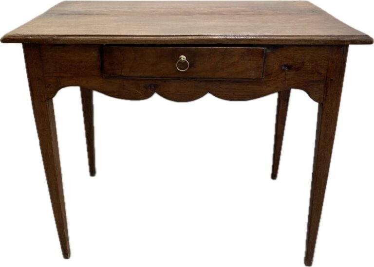 Table à écrire en chêne ouvrant à un tiroir, la ceinture chantournée, pieds gai…