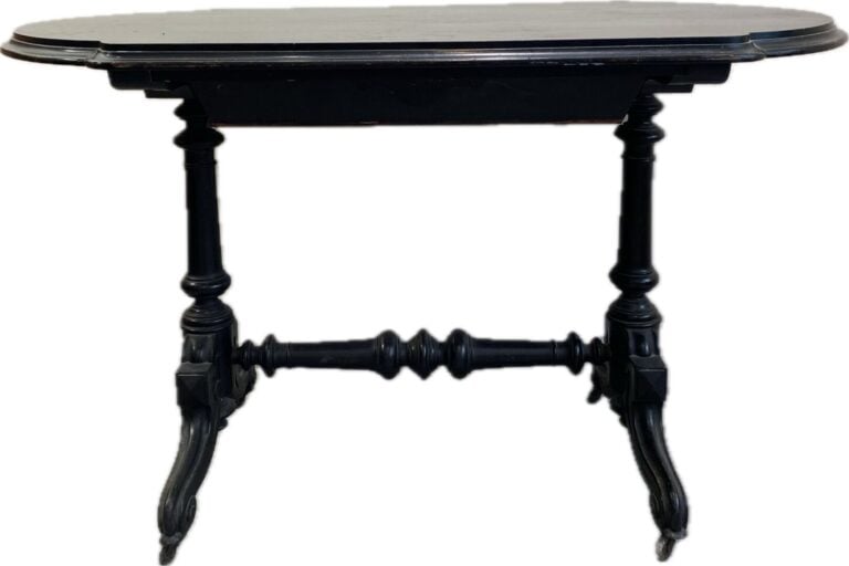 Table à écrire en ébène ouvrant à un tiroir, sur pieds tournés et sculptés - St…