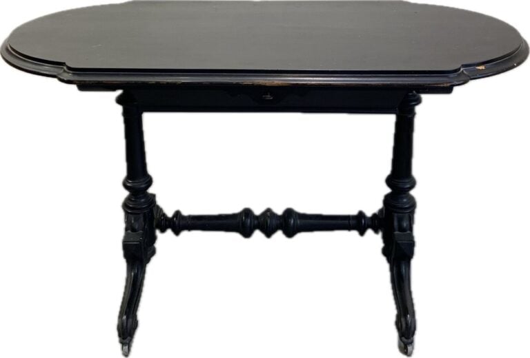 Table à écrire en ébène ouvrant à un tiroir, sur pieds tournés et sculptés - St…
