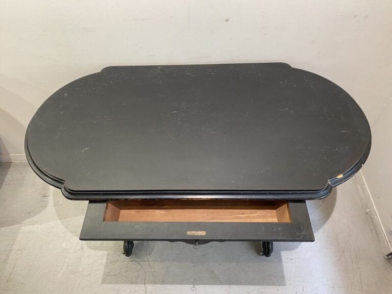 Table à écrire en ébène ouvrant à un tiroir, sur pieds tournés et sculptés - St…