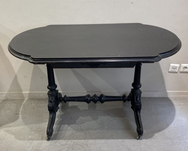 Table à écrire en ébène ouvrant à un tiroir, sur pieds tournés et sculptés - St…