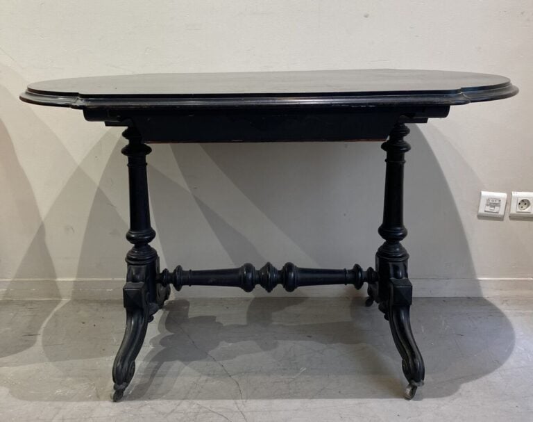 Table à écrire en ébène ouvrant à un tiroir, sur pieds tournés et sculptés - St…