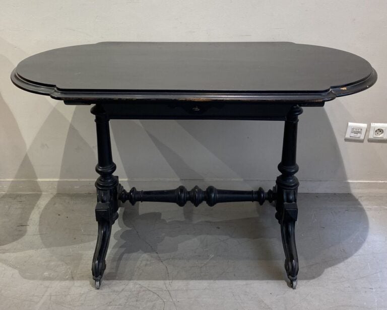 Table à écrire en ébène ouvrant à un tiroir, sur pieds tournés et sculptés - St…