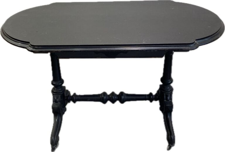 Table à écrire en ébène ouvrant à un tiroir, sur pieds tournés et sculptés - St…