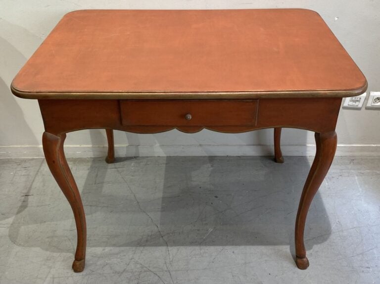 Table à écrire rectangulaire en bois peint ouvrant à un tiroir en ceinture chan…