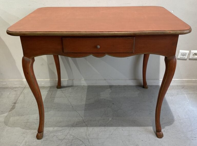 Table à écrire rectangulaire en bois peint ouvrant à un tiroir en ceinture chan…