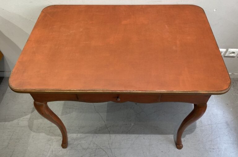 Table à écrire rectangulaire en bois peint ouvrant à un tiroir en ceinture chan…