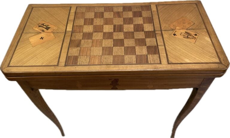 Table à jeux en bois naturel à plateau en portefeuille marqueté de damier. Pied…