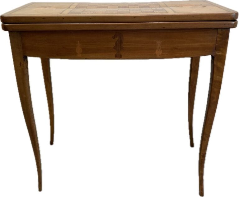 Table à jeux en bois naturel à plateau en portefeuille marqueté de damier. Pied…