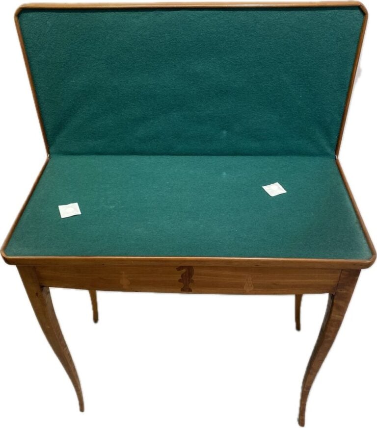 Table à jeux en bois naturel à plateau en portefeuille marqueté de damier. Pied…