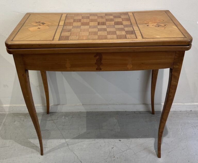 Table à jeux en bois naturel à plateau en portefeuille marqueté de damier. Pied…
