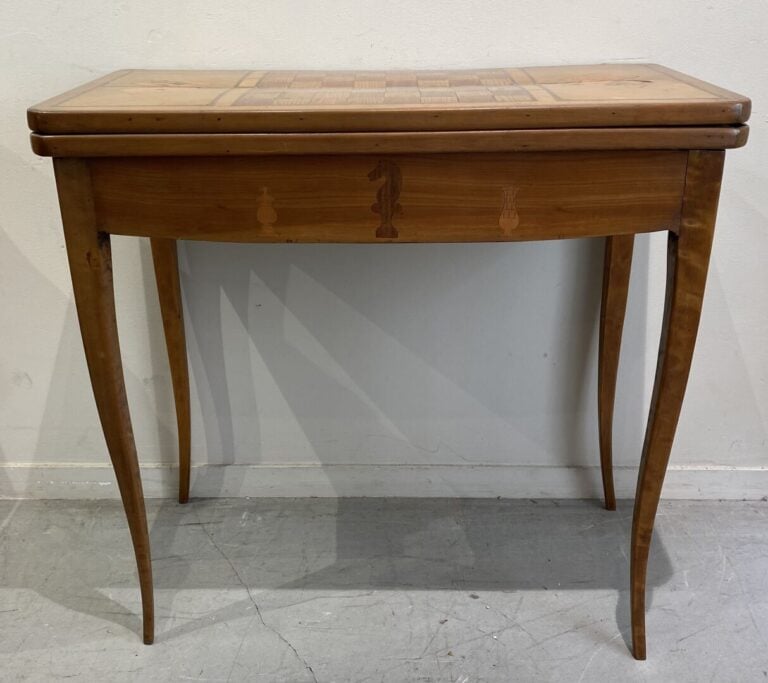 Table à jeux en bois naturel à plateau en portefeuille marqueté de damier. Pied…