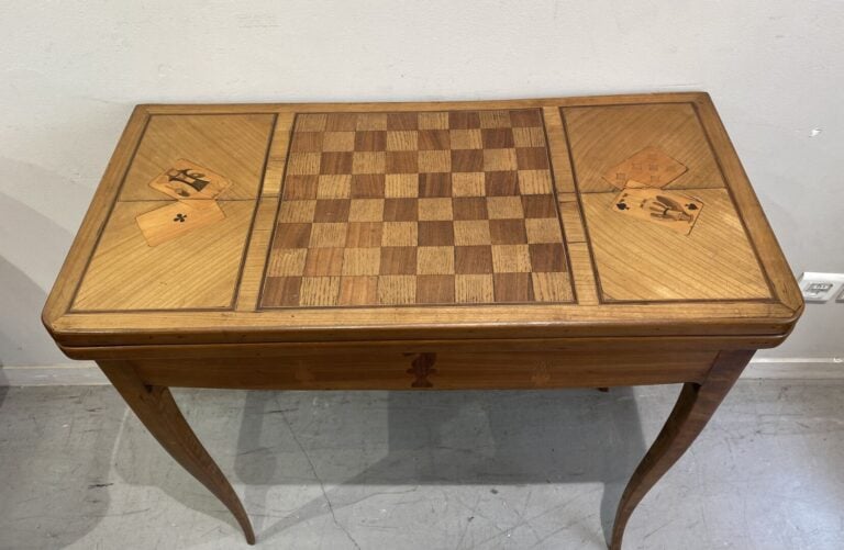 Table à jeux en bois naturel à plateau en portefeuille marqueté de damier. Pied…