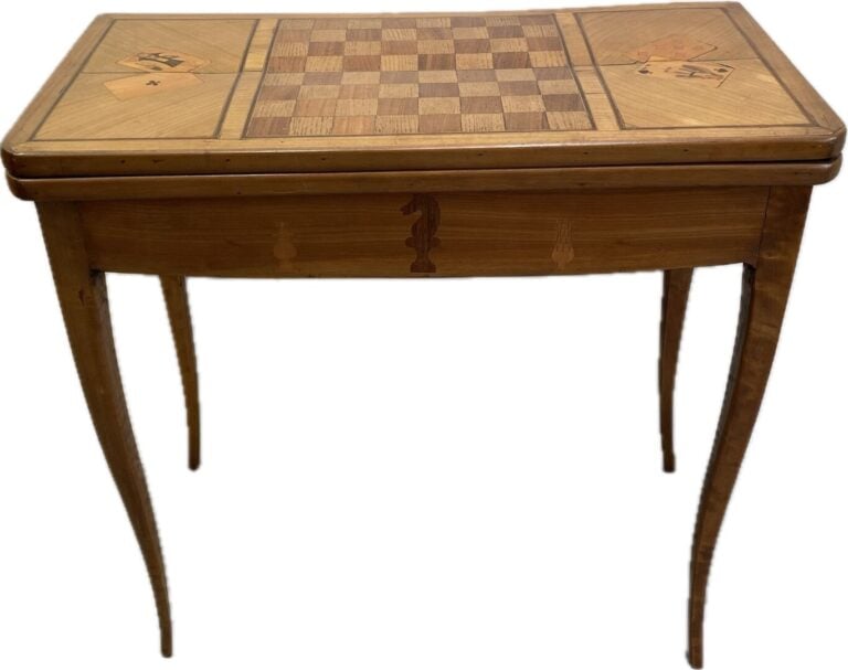 Table à jeux en bois naturel à plateau en portefeuille marqueté de damier. Pied…