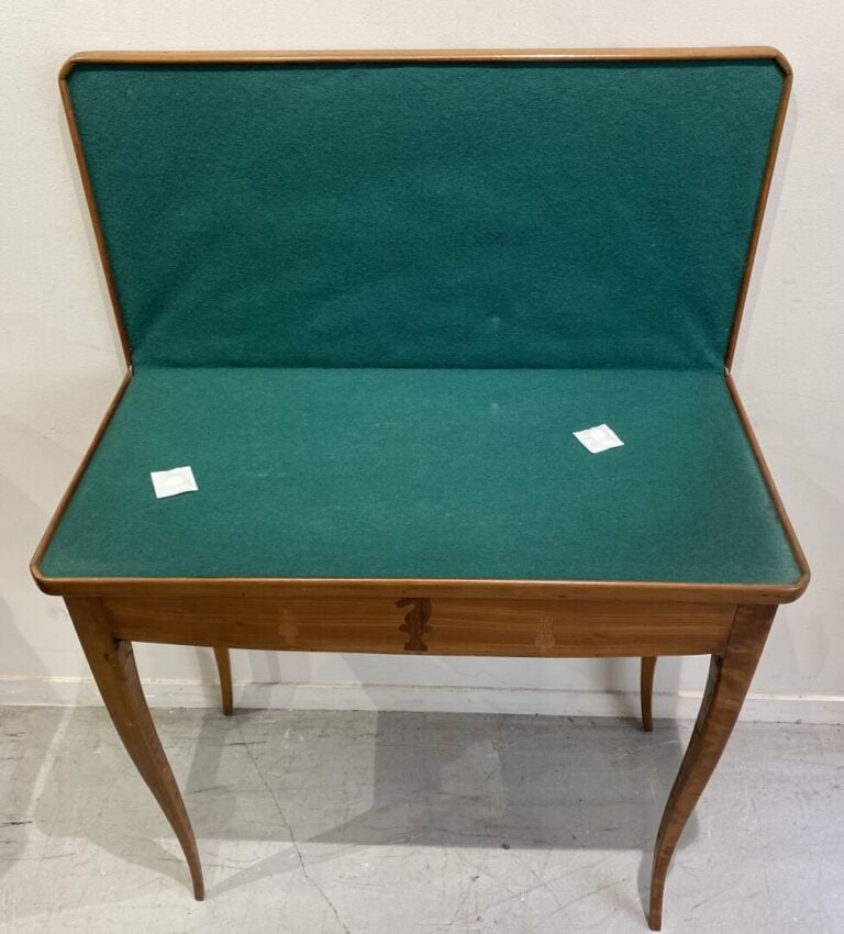Table à jeux en bois naturel à plateau en portefeuille marqueté de damier. Pied…