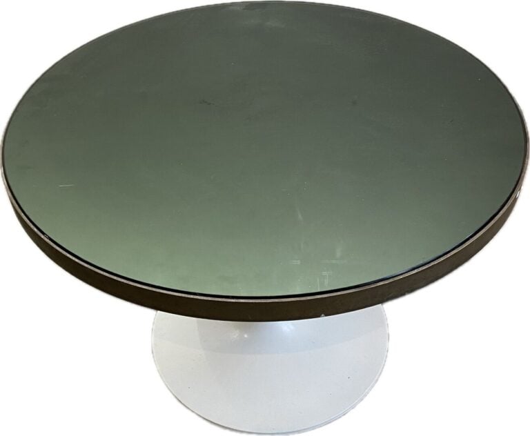 Table basse de forme ronde en bois et piètement tulipe en métal laqué blanc. Pl…