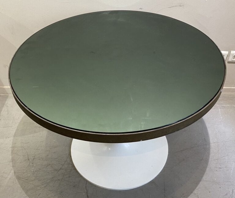 Table basse de forme ronde en bois et piètement tulipe en métal laqué blanc. Pl…
