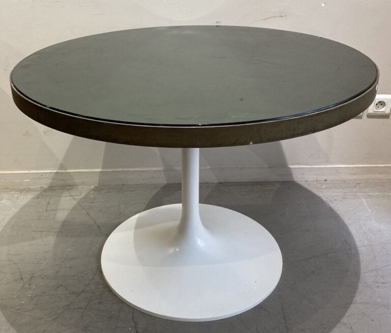 Table basse de forme ronde en bois et piètement tulipe en métal laqué blanc. Pl…