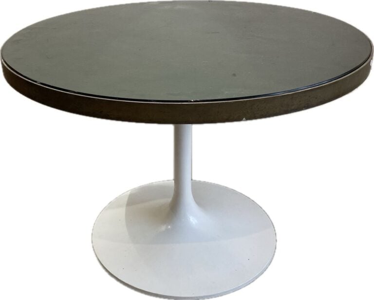 Table basse de forme ronde en bois et piètement tulipe en métal laqué blanc. Pl…