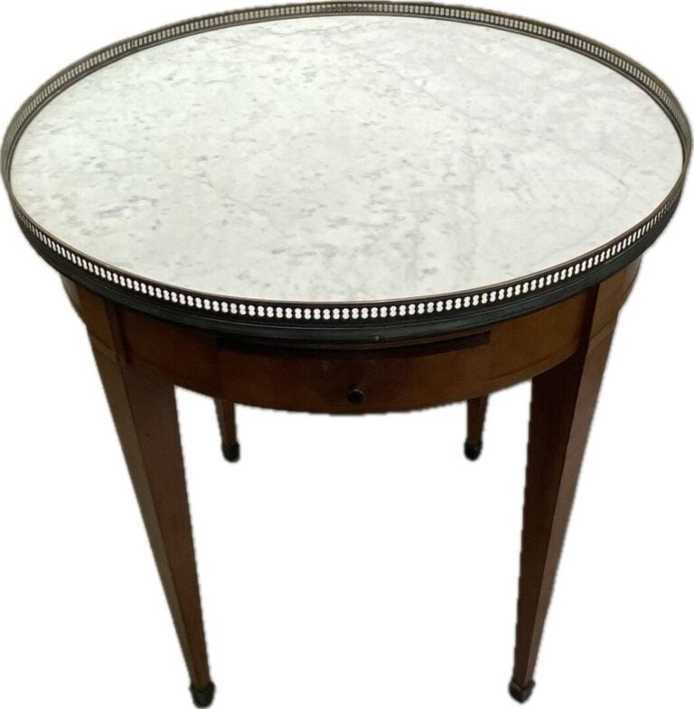 Table bouillotte en bois ouvrant par deux tiroirs et deux tirettes en ceinture,…
