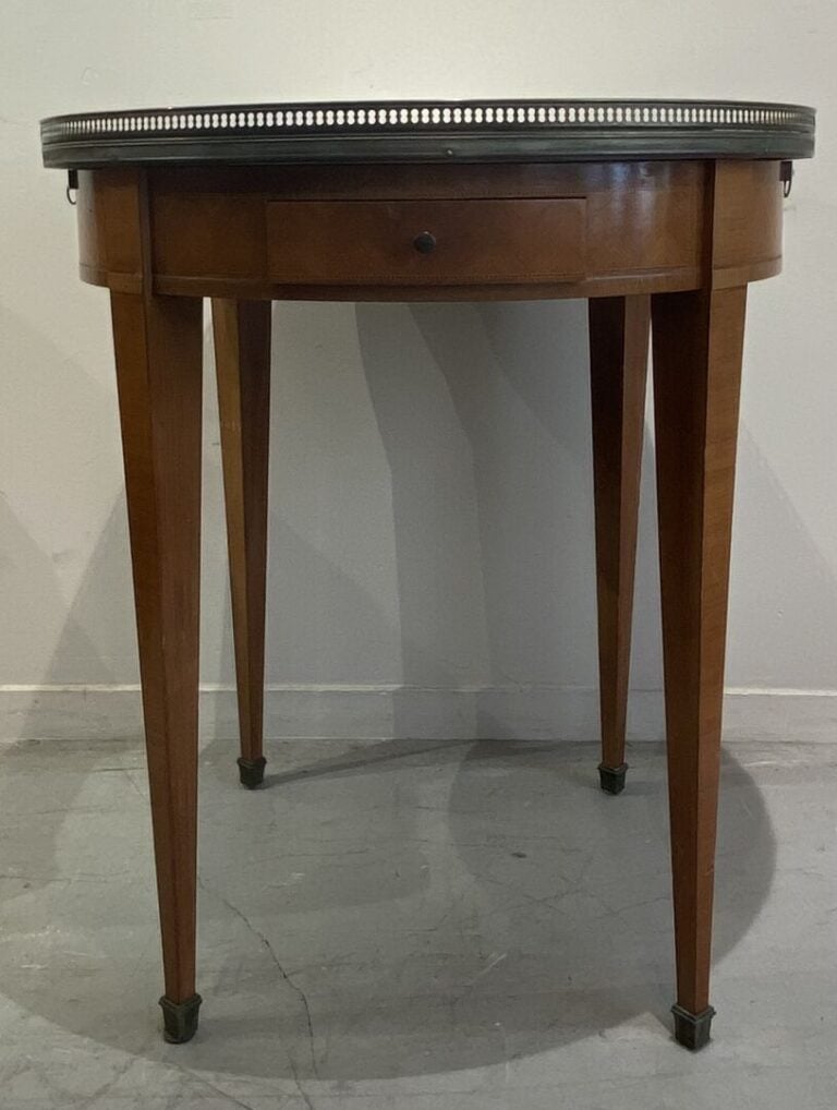 Table bouillotte en bois ouvrant par deux tiroirs et deux tirettes en ceinture,…