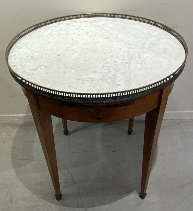 Table bouillotte en bois ouvrant par deux tiroirs et deux tirettes en ceinture,…